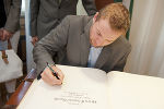 Thomas Vanek trug sich in das Goldene Buch der Stadt Graz ein | Foto: Stadt Graz / Fischer 