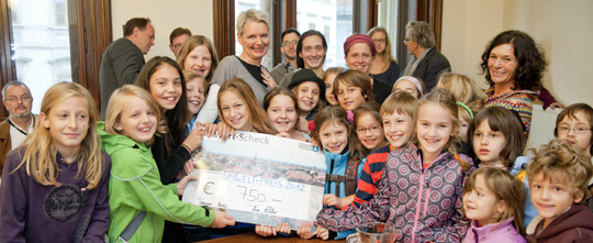 PreisträgerInnen der NMS Graz St.Leonhard mit Lisa Rücker und Jurymitglied Dr. Wolfgang Windisch und der Projektschule Graz | Stadt Graz/Fischer PreisträgerInnen der NMS Graz St.Leonhard mit Lisa Rücker und Jurymitglied Dr. Wolfgang Windisch und der Projektschule Graz | Stadt Graz/Fischer