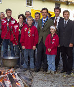 Einweihungsfeier mit Bürgermeister Mag. Siegfried Nagl (3. v.re.) und Stadtrat Dr. Wolfgang Riedler (2.v.re.). Obmann DI Jörg Banholzer (re.) freute sich über den "städtischen" Besuch.
