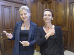 Petzy Panholzer (l) und Andrea Knaus-Lammer gebärden "Willkommen in Graz". Foto: Stadt Graz/Fischer