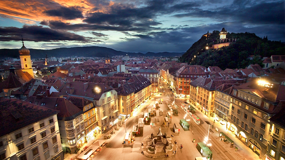 Der Hauptplatz in der Abenddämmerung