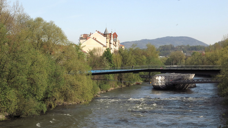 Von der Erzherzog-Johann-Brücke flussaufwärts • Erich-Edegger-Steg, Murinsel, Nürnberger Haus. Foto: ©Auferbauer