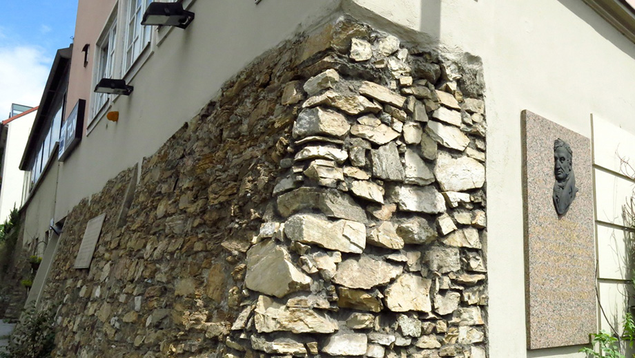 Andreas-Hofer-Platz, Stadtmauer, Gedenktafel für Hammer-Purgstall. Foto: ©Auferbauer