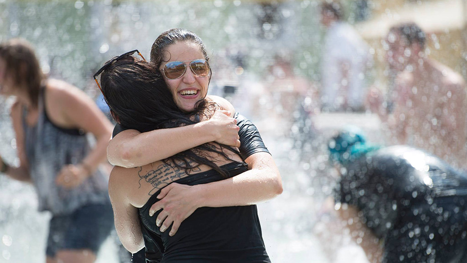 Abkühlung im Brunnen am Karmeliterplatz