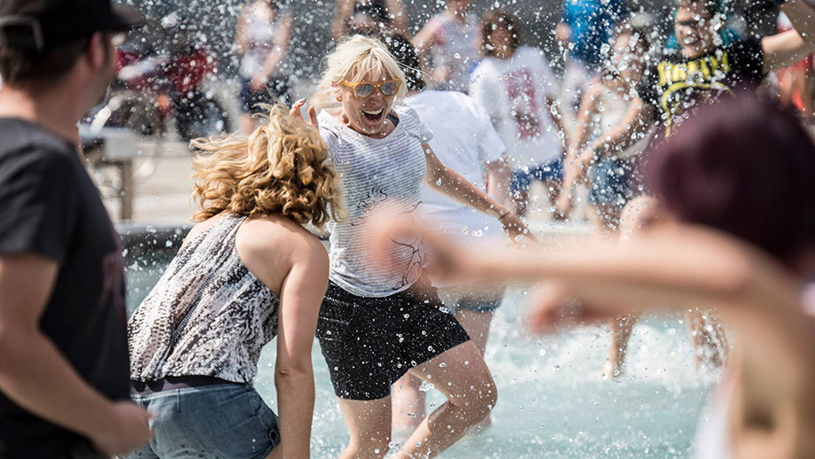 Abkühlung im Brunnen am Karmeliterplatz