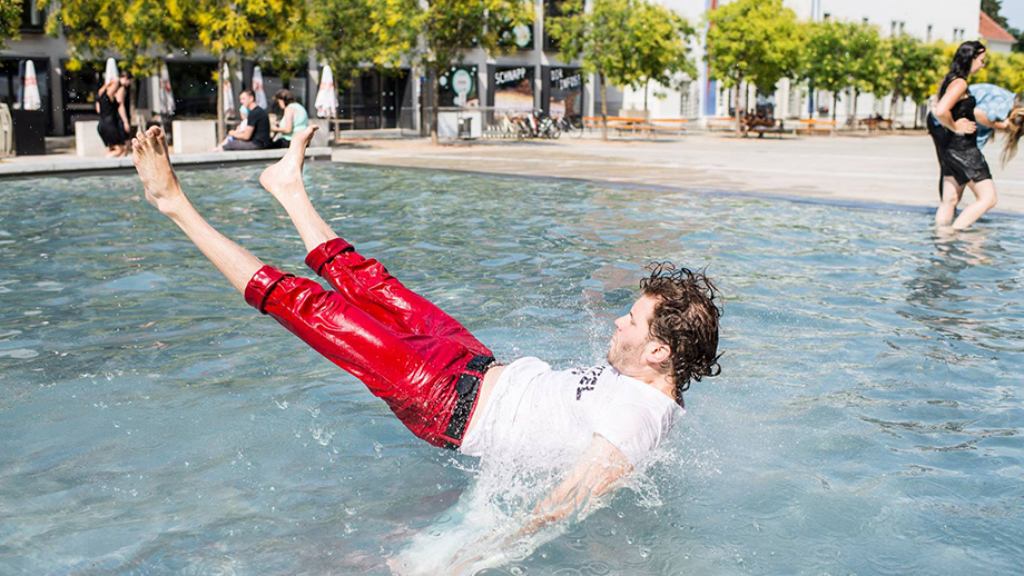 Abkühlung im Brunnen am Karmeliterplatz