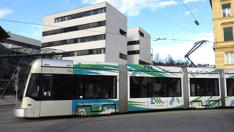Graz Linien, Tram 7, am Riesplatz in St. Leonhard. Foto: ©Auferbauer