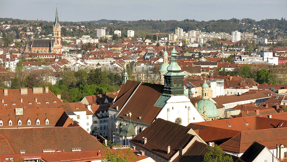 Stadtblick vom Schloßberg, am Horizont Messendorfberg. Foto: ©Auferbauer