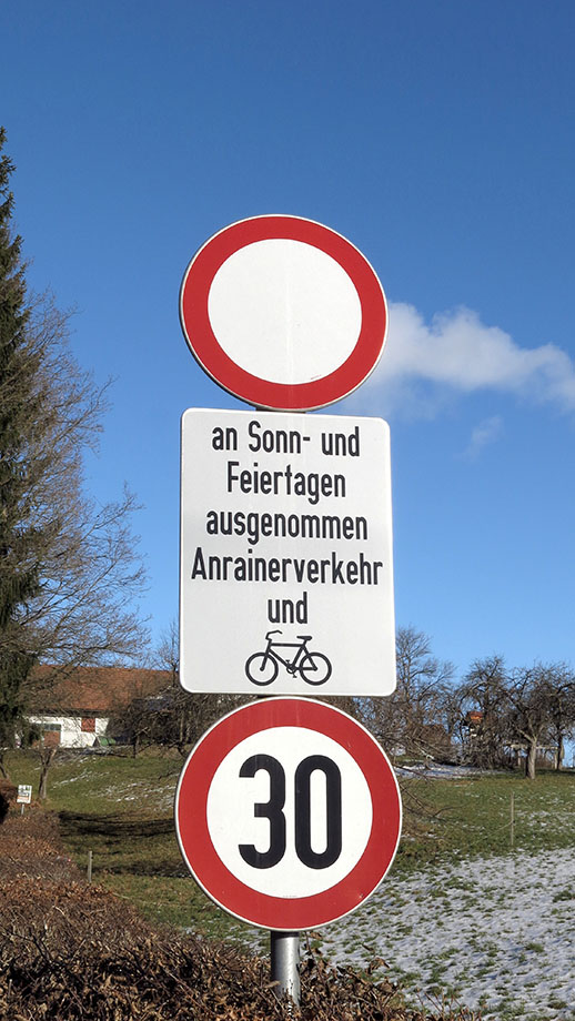 Sonn- und Feiertags-Fahrverbot am Roseggerweg. Foto: ©Auferbauer