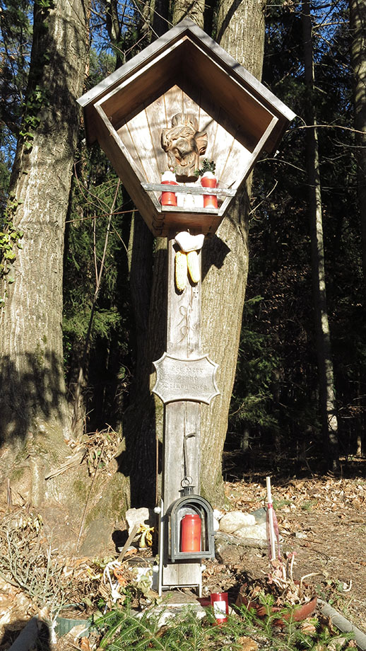 Am Roseggerweg, Wegkreuz und Rastbank. Foto: ©Auferbauer