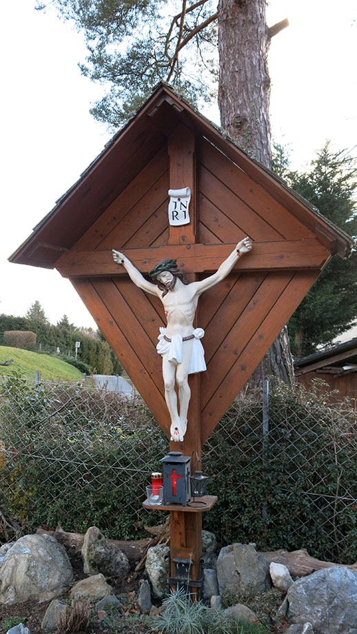 Beim Wohnobjekt am Dürrgrabenweg 21f, um dieses Wegkreuz talwärts. Foto: ©Auferbauer