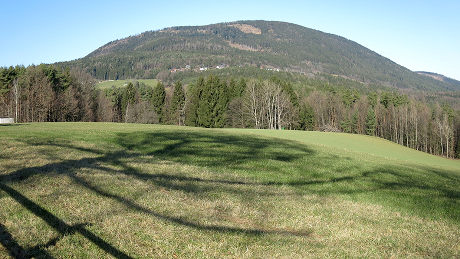 Am Zösenberg, der Schatten weist Richtung Hohenberg. Foto: ©Auferbauer