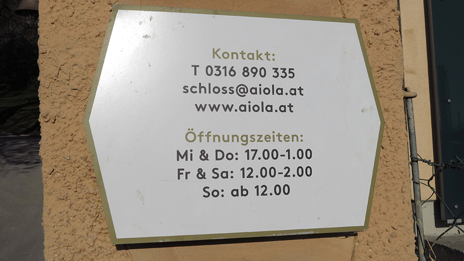  Infos am Schloss St. Veit (380 m). Foto: ©Auferbauer