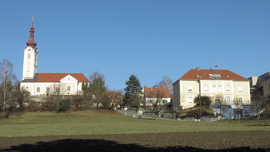 Sakrales und profanes Schmuckstück: das Ortsbild von St. Veit (408 m). Foto: ©Auferbauer