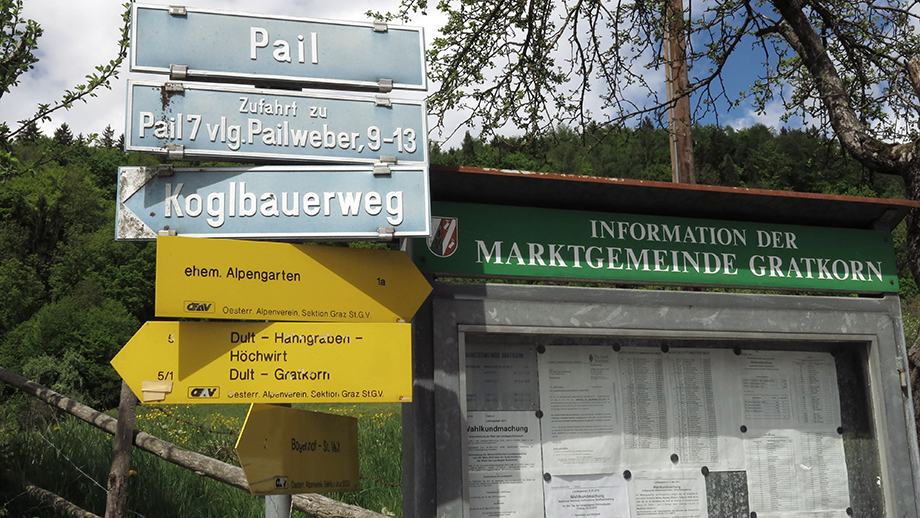 Weggabel in Pail (484 m), Richtung Dult, Alpengarten, Hahngraben. Foto: ©Auferbauer