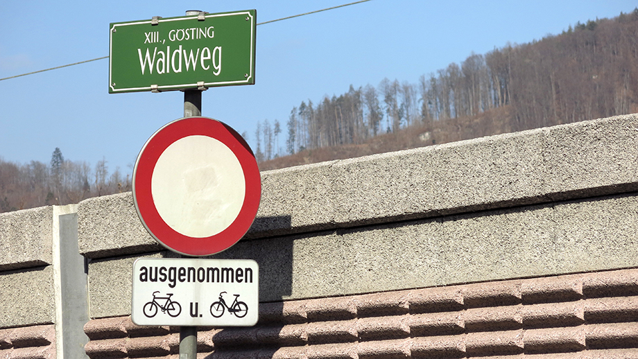 An die Straßengelstraße schließt der Waldweg an. Foto: ©Auferbauer