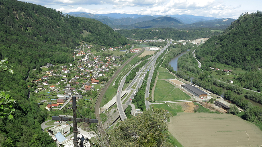 Überblick vom Jungfernsprung (540 m) auf den Siedlungsraum Raach (380 m). Foto: ©Auferbauer