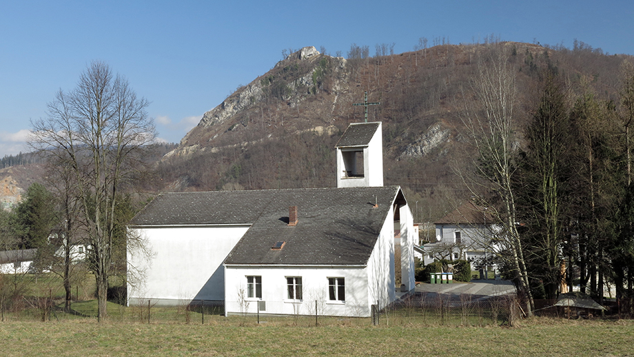 Kirche in Raach (380 m), Richtung Kanzelkogel (615 m). Foto: ©Auferbauer