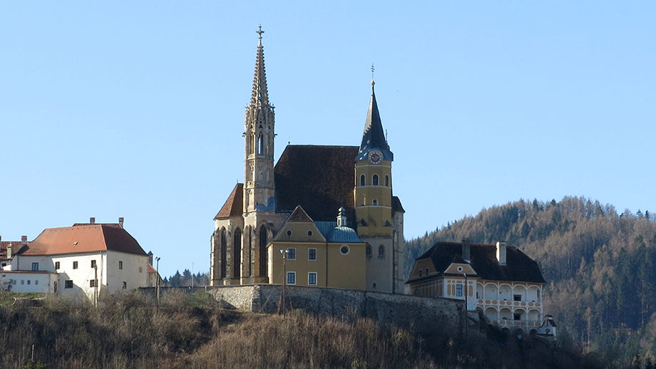 Wallfahrtskirche Maria Straßengel (454 m), Ansicht für Zug-Fahrgäste. Foto: ©Auferbauer