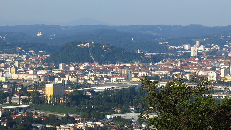 Stadtblick, Richtung Mariarost, von St. Johann und Paul (563 m). Foto: ©Auferbauer