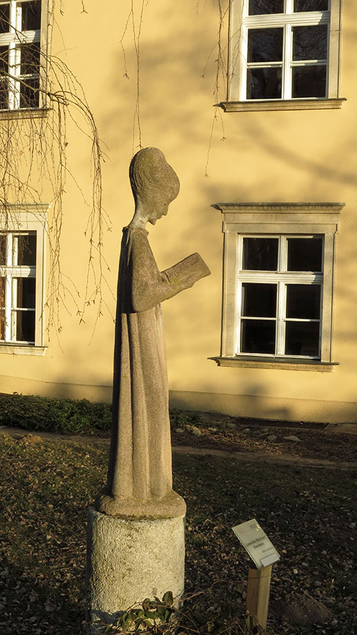 Schloss St. Martin, lesendes Mädchen von Alfred Schlosser. Foto: ©Auferbauer