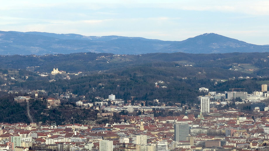 Stadtblick, von der Rudolfswarte-Plattform (664 m) Richtung Mariatrost bis Weizer Kulm. Foto: ©Auferbauer
