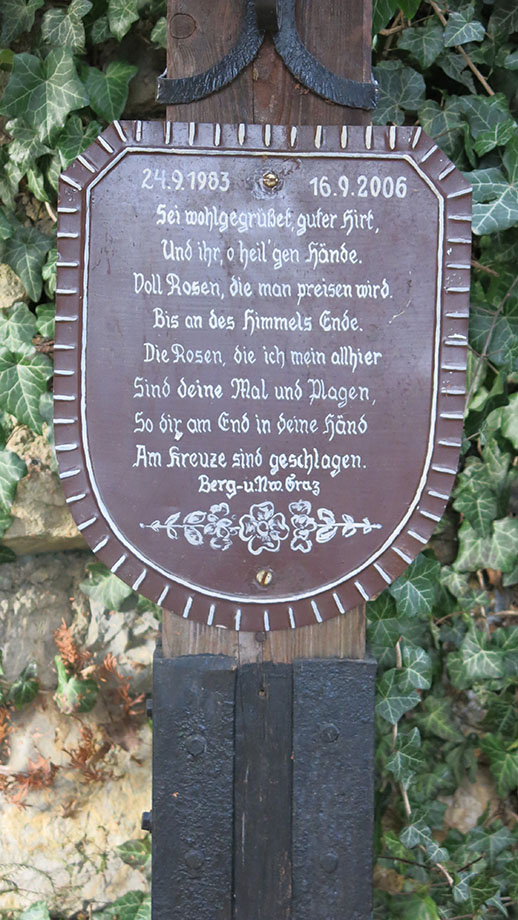 Am Weinhang: die Inschrift am Hochkoflerkreuz (480 m). Foto: ©Auferbauer