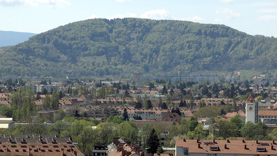 Standort Styria-Tower: Von rechts nach links über den Buchkogel (656 m). Foto: ©Auferbauer