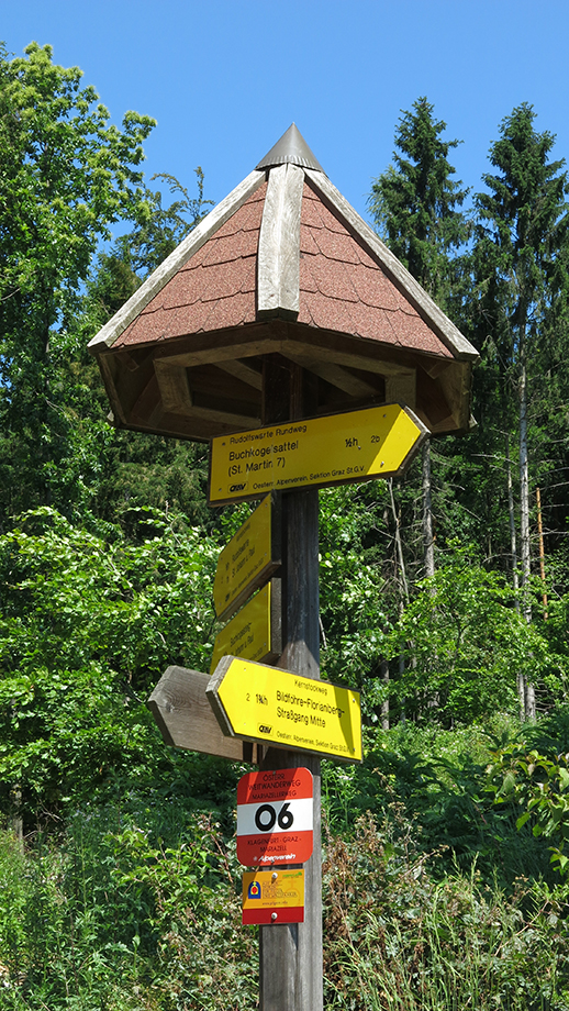 Ein vertrautes Motiv, die Weggabel nahe am Gasthaus Orthacker (550 m). Foto: ©Auferbauer