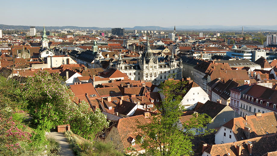 Stadtblick aus dem Herbersteingarten, in Bildmitte das Rathaus. Foto: ©Auferbauer