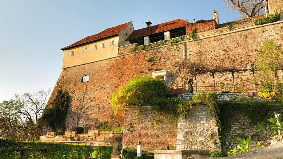 Platz am Türkenbrunnen und die Stallbastei. Foto: ©Auferbauer