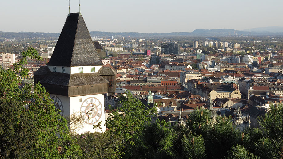 Stadtblick südwärts, vom Schloßberg in das Grazer Feld. Foto: ©Auferbauer