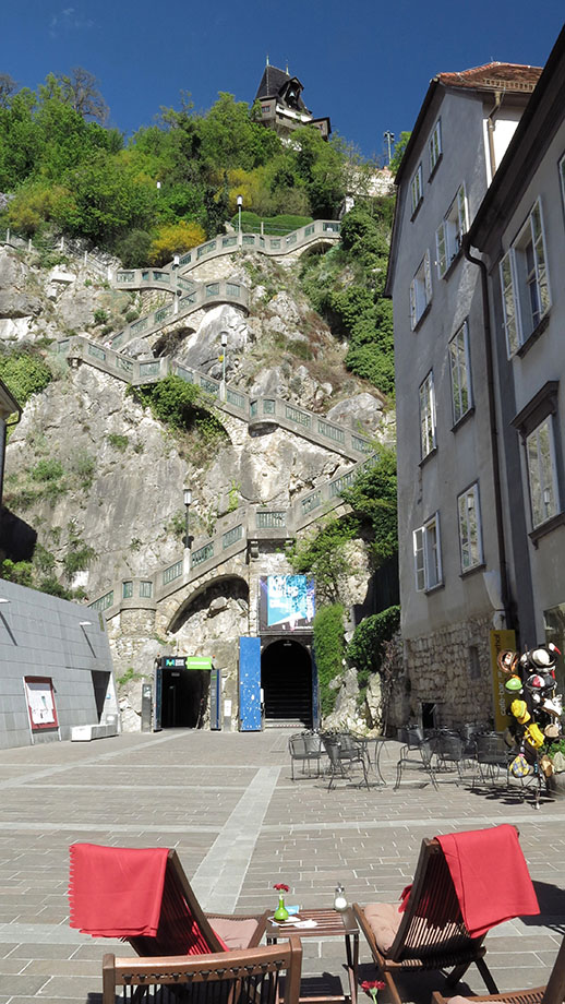 Vom Schloßbergplatz verbindet der Schloßbergsteig zum Uhrturm. Foto: ©Auferbauer