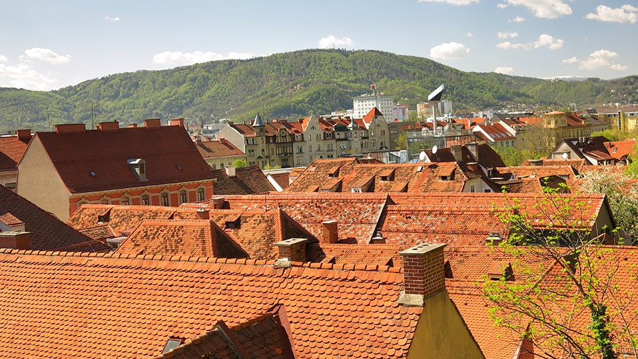 Unesco-Weltkulturerbe, die Dachlandschaft der Grazer Innenstadt, am Horizont der Plabutsch. Foto: ©Auferbauer