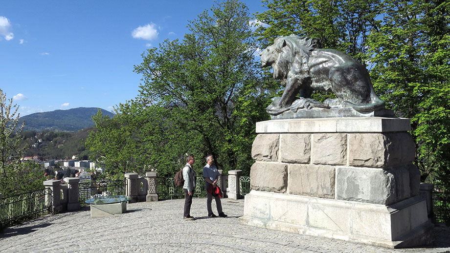 Besucher aus Vorarlberg bestaunen den Hackher-Löwen. Foto: ©Auferbauer