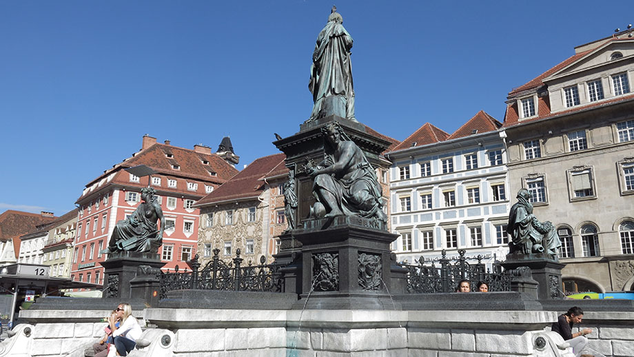 Am Erzherzog-Johann-Brunnen sind die Mur, Enns, Drau und Sann namentlich festgeschrieben für die vier größten Flüsse der bis 1919 geeinten Steiermark. Foto: ©Auferbauer