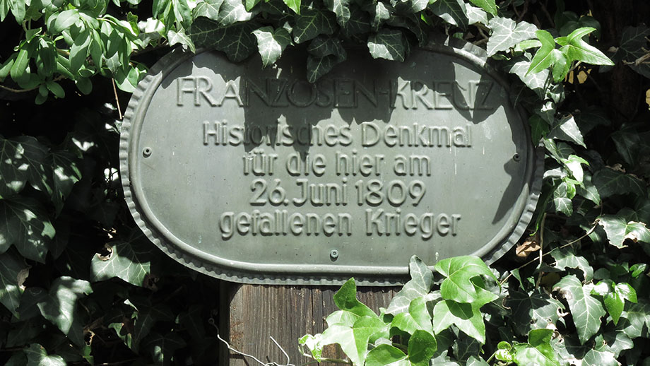 Inschrift am Franzosenkreuz, zum Gedenken der am 26. Juni 1809 Gefallenen. Foto: ©Auferbauer