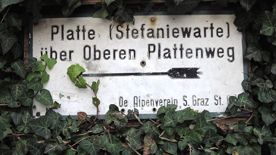 An der Weggabel Quellengasse, Oberer Plattenweg. Foto: ©Auferbauer