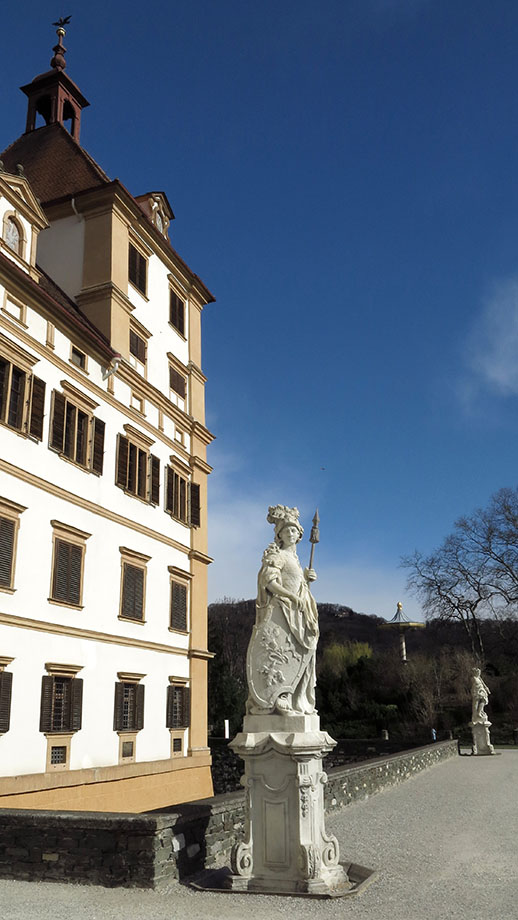 Steinerne Wache vor dem Schloss. Foto: ©Auferbauer