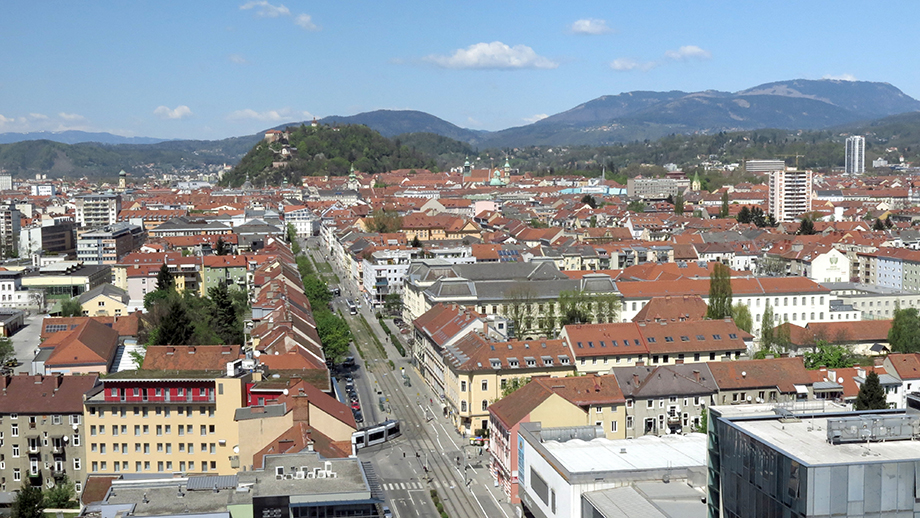 Stadtblick und Bergblick vom Styria-Tower Richtung Schloßberg und Schöckl. Foto: ©Auferbauer