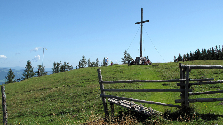 Schöckl-Erlebnis, so oft wie gern am Gipfelkreuz (1438 m). Foto: ©Auferbauer