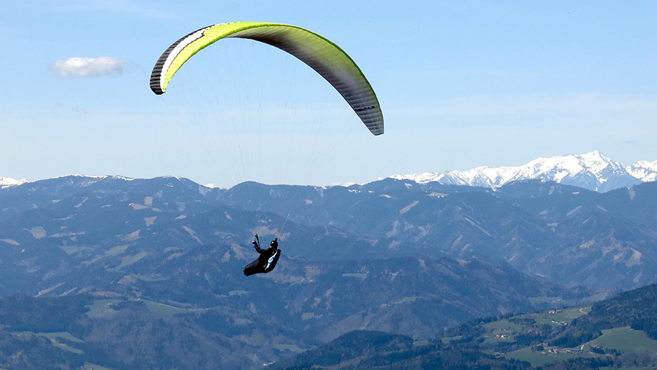 Höhenflug ab dem Schöckl-Westgipfel (1442 m), am Horizont das Gößeck. Foto: ©Auferbauer