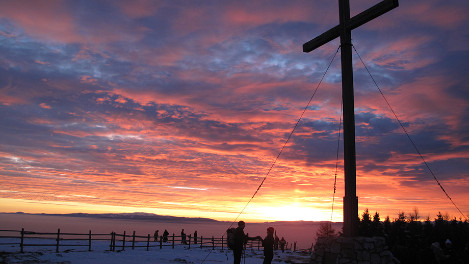 An einem 31. Dezember am Schöckl-Gipfelkreuz (1438 m). Foto: ©Auferbauer