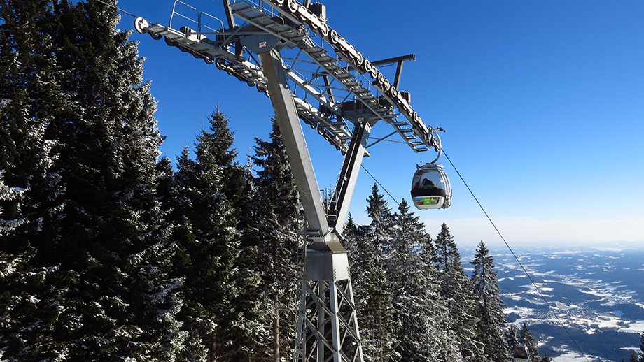 Schöckl-Seilbahn, die Gondel nähert sich dem Bergfahrt-Ziel. Foto: ©Auferbauer