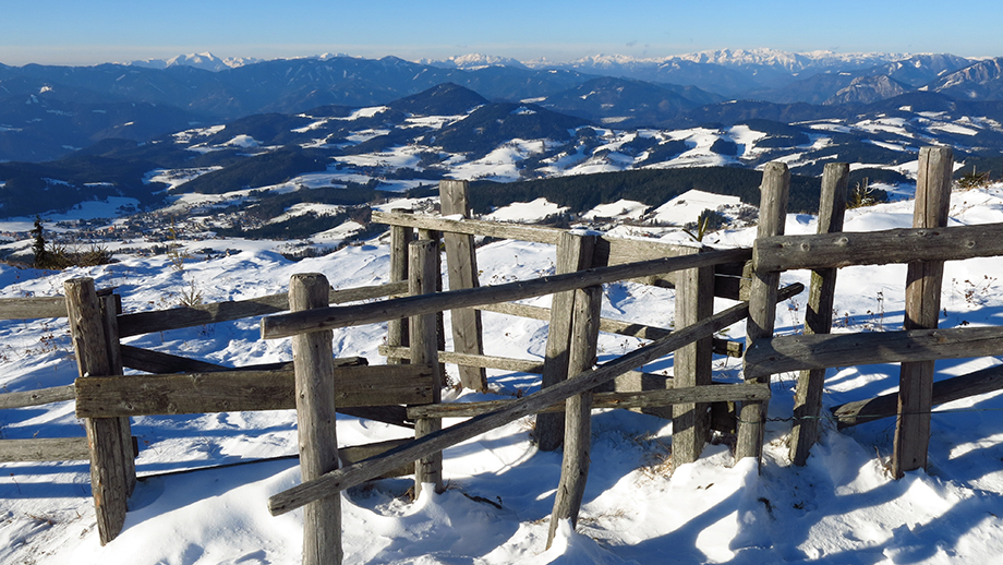 So recht alpin, vom Schöckl in Richtung Grazer Bergland und Hochschwabgruppe. Foto: ©Auferbauer