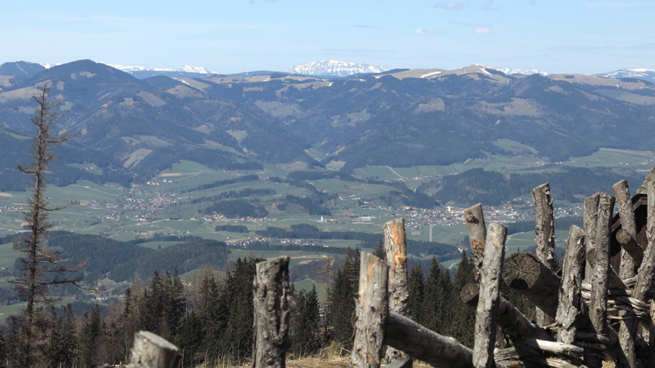 Schöcklland und Almenland samt Passail; Richtung Raxalpe (Heukuppe, 2007 m). Foto: ©Auferbauer