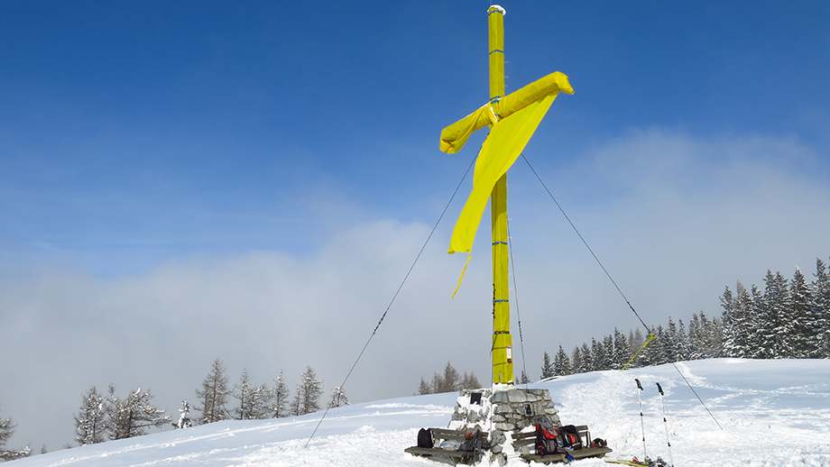 Während der Karwoche verhülltes Schöckl-Gipfelkreuz (1438 m). Foto: ©Auferbauer