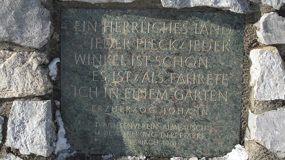 Am Schöckl-Gipfelkreuz (1438 m): die Gedenktafel zu Erzherzog Johanns Reise, anno 1811, von Wien nach Graz. Foto: ©Auferbauer