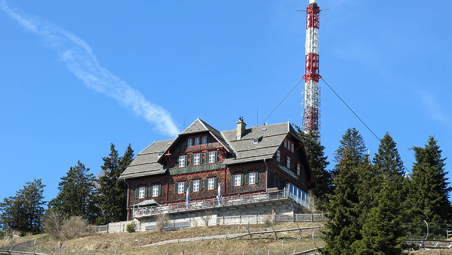 Stubenberghaus, der Sender überhöht eindrucksvoll das Schöckl-Plateau. Foto: ©Auferbauer
