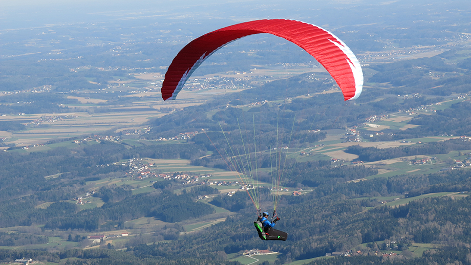 Paragleiten vom Schöcklkopf (1423 m) in Richtung St. Radegund Talstation (780 m). Foto: ©Auferbauer